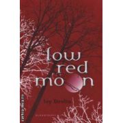 Low red moon ( Editura : Bloomsbury , Autor : Ivy Devlin ISBN 9781408813980 )